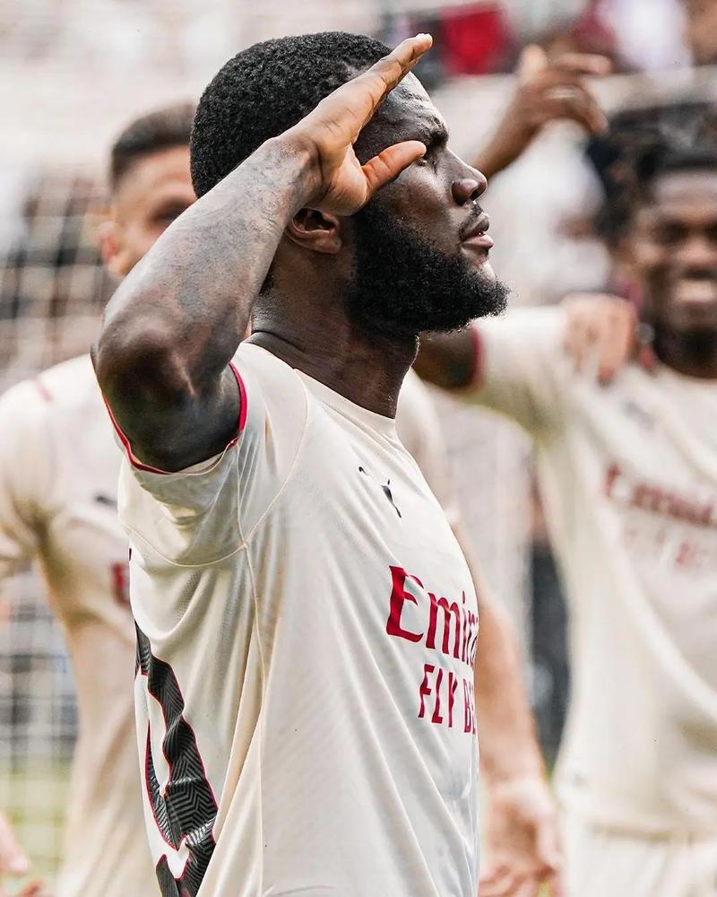 禁区爆射破门，39岁胡尔克达成生涯500球里程碑（39岁胡尔克禁区重炮破网，职业生涯第500球达成）