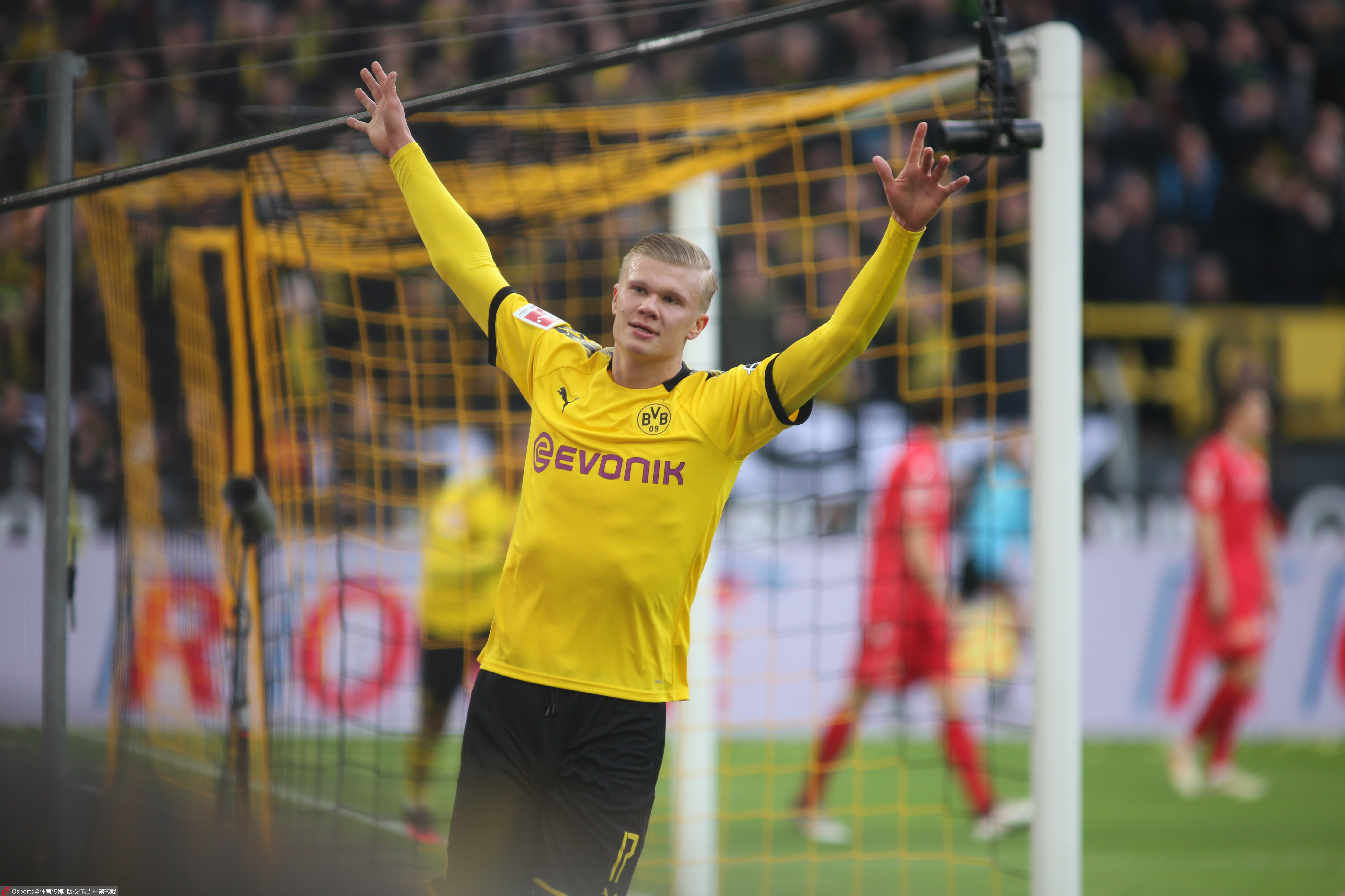 足球巴萨夏窗计划浮现，多名球员被列出售（巴萨夏窗方案曝光，多名球员被挂牌出售）