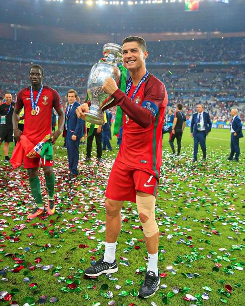 图片报：拜仁正在考察桑托斯19岁的巴西左后卫索萨（图片报：拜仁跟踪考察桑托斯19岁巴西左后卫索萨）