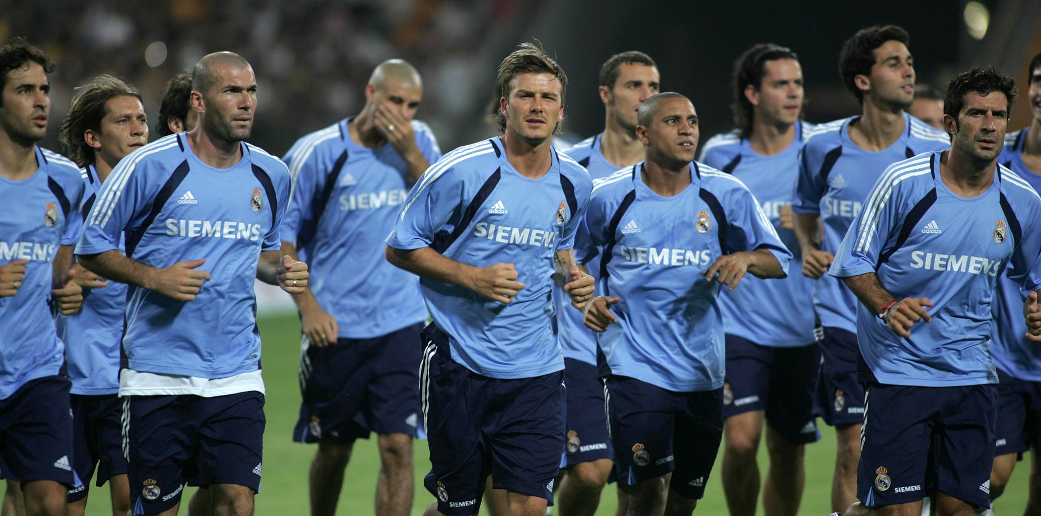 西媒：球迷抱怨新诺坎普座位间距太小，入口台阶高低不平（西媒：新诺坎普座椅间距过窄、入口台阶不平整引发球迷不满）