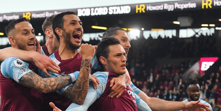 “封神”助力续航绿茵梦想，新鹏城与台铃举行车辆交付仪式（封神加持续航绿茵征程，台铃携手新鹏城完成车辆交付）