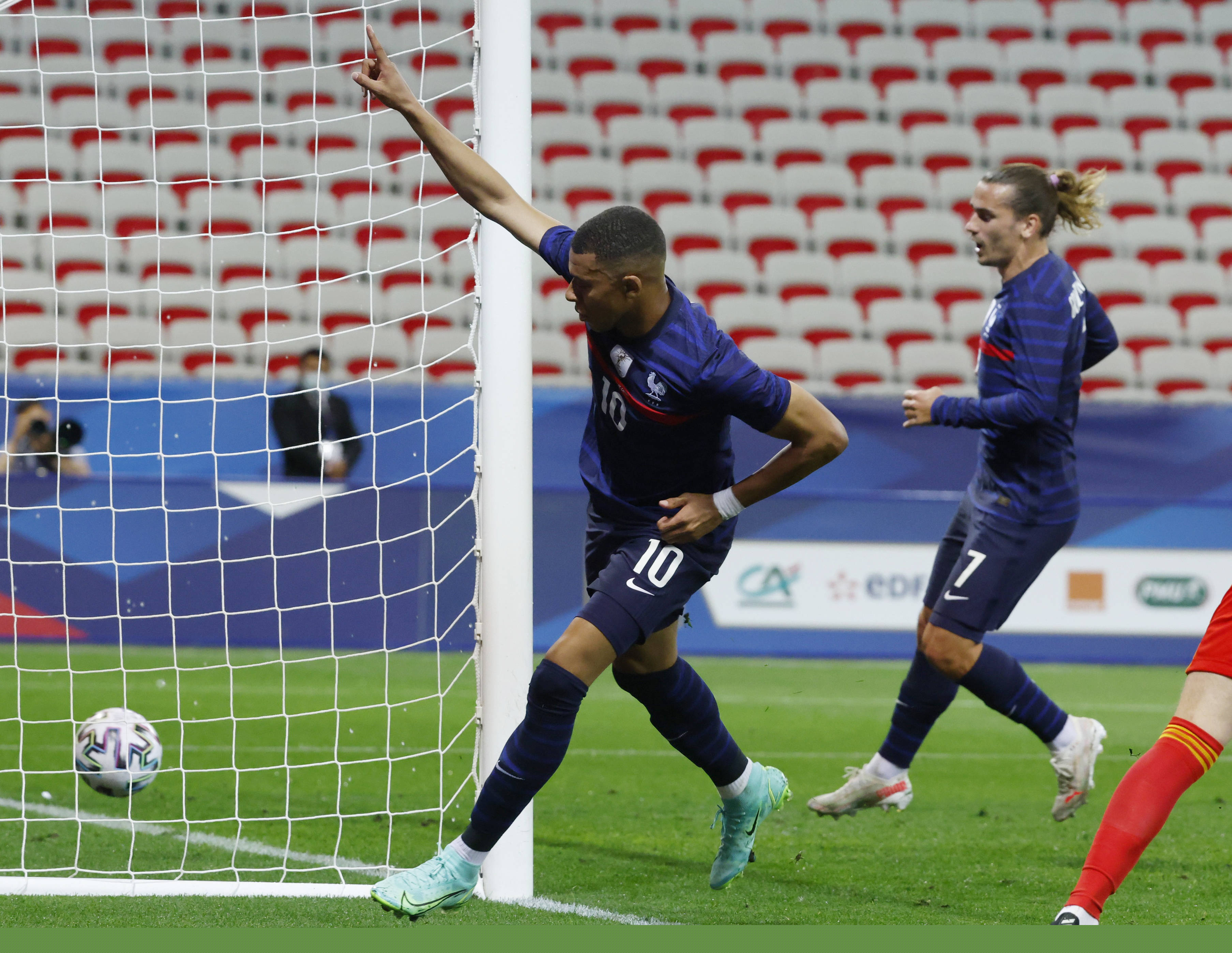 德甲前瞻：多特门兴上演普鲁士德比，近5次联赛交手大黄蜂不败（德甲展望：多特vs门兴再燃普鲁士德比，近5次联赛交锋大黄蜂保持不败）