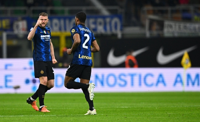 陈梦和黄子韬切磋乒乓球 黄子韬精准狙击陈梦笑点（陈梦与黄子韬乒乓过招 黄子韬精准拿捏陈梦笑点）