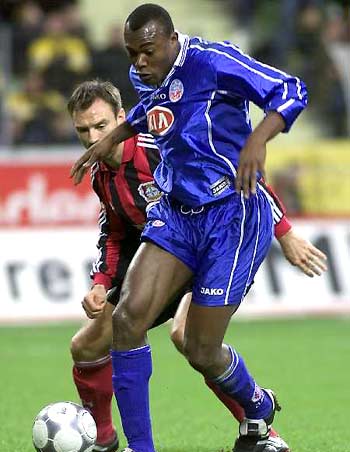 詹姆斯篮板抢断关键时刻锁定胜局（詹姆斯关键篮板与抢断一锤定音）