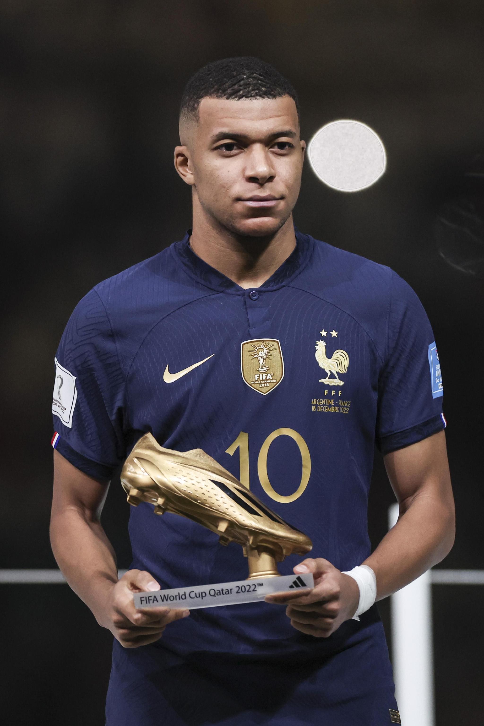 詹姆斯高空接力扣篮，点燃全场（詹姆斯空接重扣，全场沸腾）