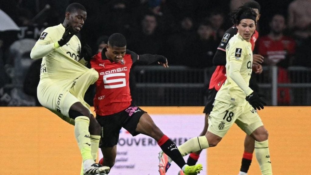 海港不会三连冠不思进取！ 连续两年被申花追着 其实硬实力还是不够（海港无缘三连冠显保守，两年连遭申花紧逼，硬实力仍显不足）