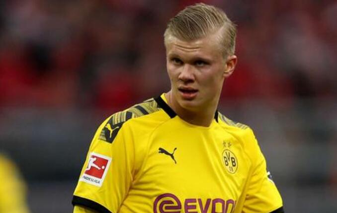 成绩斐然，加斯佩里尼被罗马球迷描绘成魔法师形象画在墙上（战绩惊艳，罗马球迷将加斯佩里尼以魔法师形象涂鸦上墙）