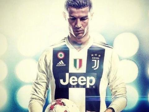 塞内加尔vs博茨瓦纳比赛中，一位球迷身着棱镜装、戴面具观战（塞内加尔战博茨瓦纳：一名球迷穿棱镜装戴面具现身看台）