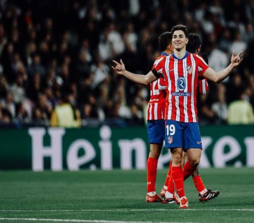 德天空：德甲三强争夺17岁中场德卡特，安德莱赫特要价2500万（德天空：德甲三豪门竞逐17岁中场德卡特，安德莱赫特标价2500万欧）