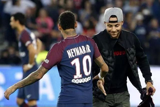 奥纳纳鼓励国家队：足球在喀麦隆是信仰，你们不是为自己奔跑（奥纳纳寄语国家队：足球是喀麦隆的信仰，奔跑不只为自己）